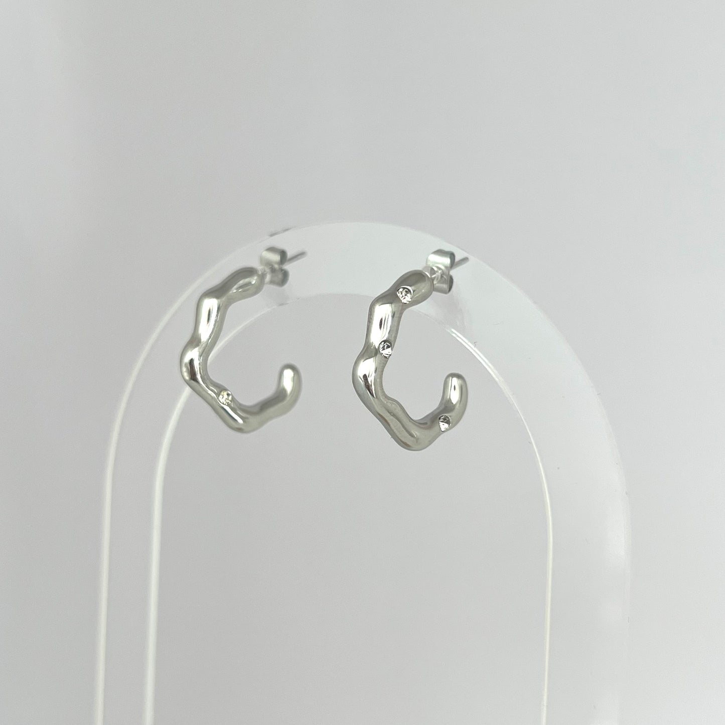 Wavy half hoops