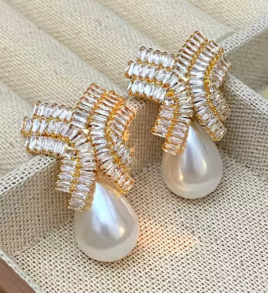 Dainty Pearl Earrings (dorados)